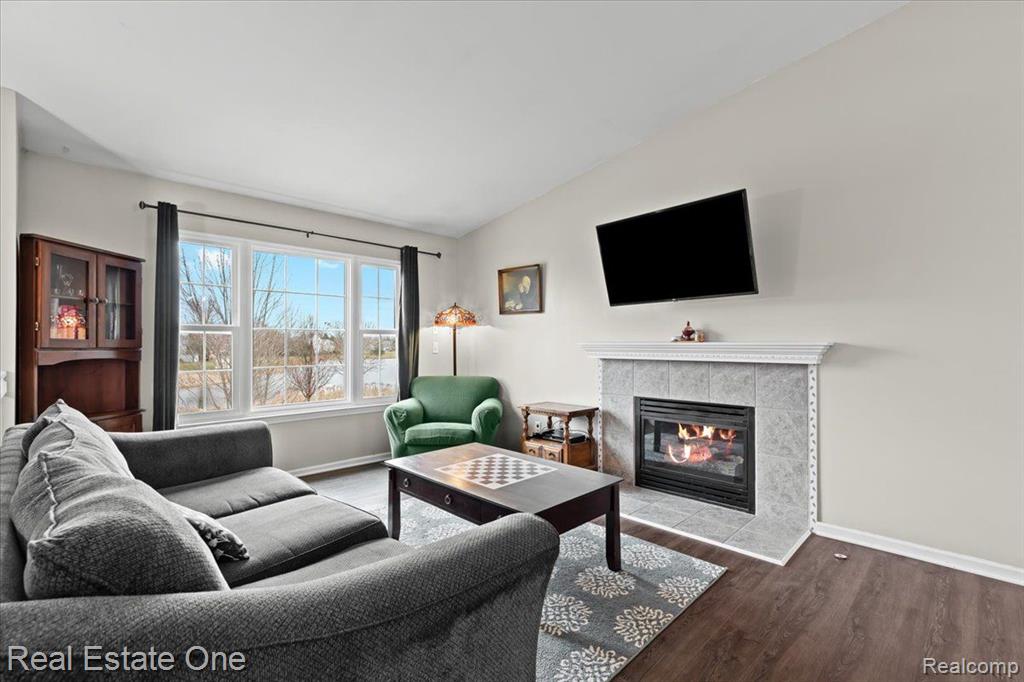 573 CARRIAGE HILL Drive, Fenton, MI 48430 — Photo 5