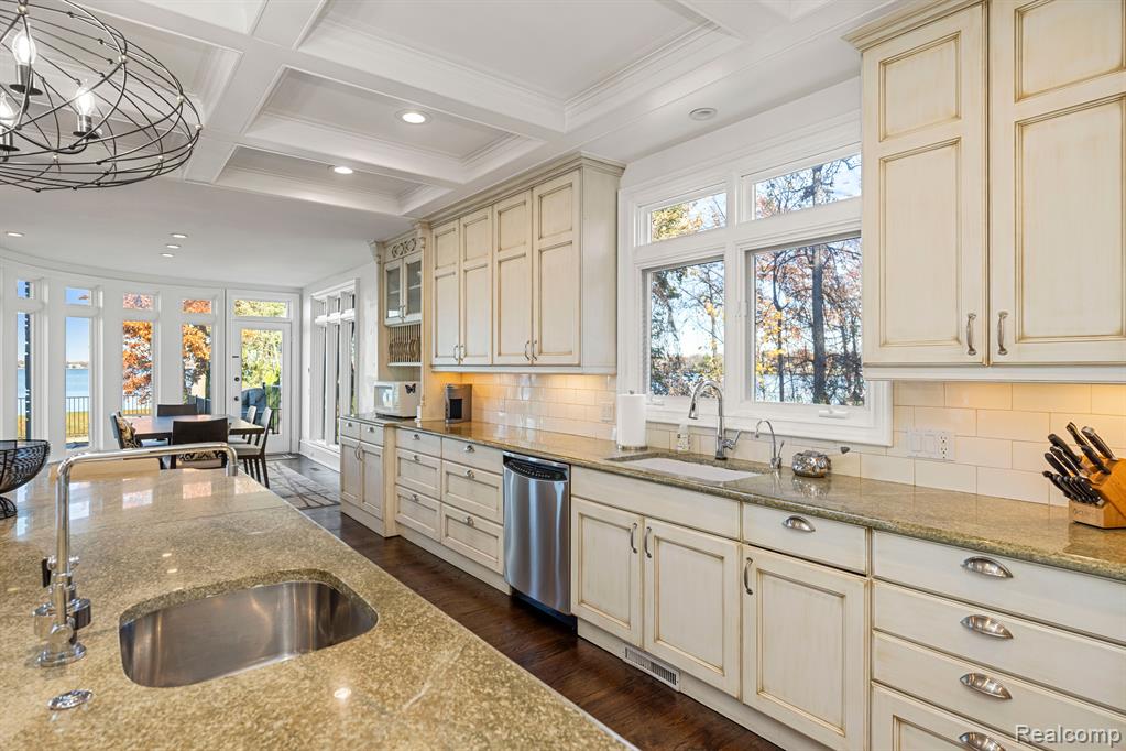 4326 COMMERCE Road, Orchard Lake Village, MI 48324 — Photo 16