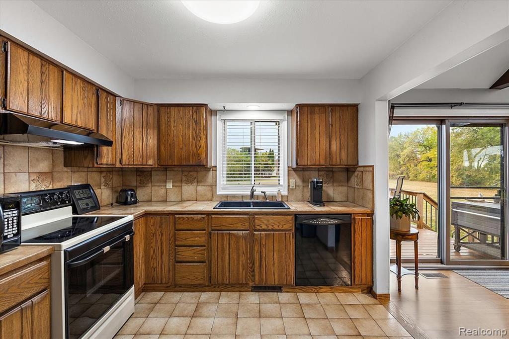 8021 Washburn Road, Goodrich Vlg, MI — Photo 14