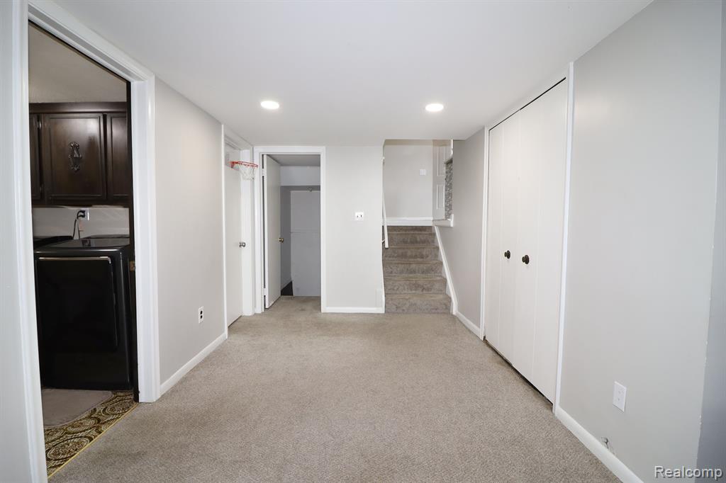 693 CRONIN Drive, Dearborn Heights, MI 48127 — Photo 12