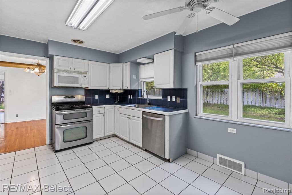 3441 Hawthorne Drive, Flint, MI 48503 — Photo 7