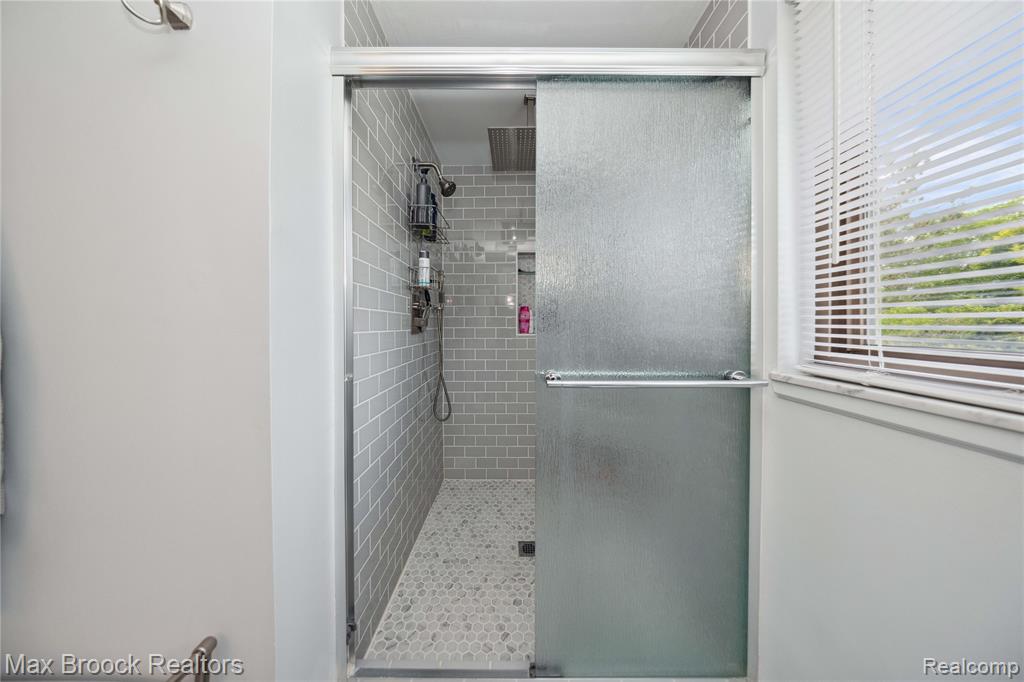 6247 Carpathian Court, West Bloomfield, MI 48324 — Photo 24