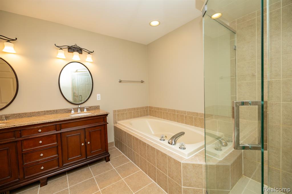 6056 Lochmore Drive, 49, Commerce Twp, MI 48382 — Photo 17