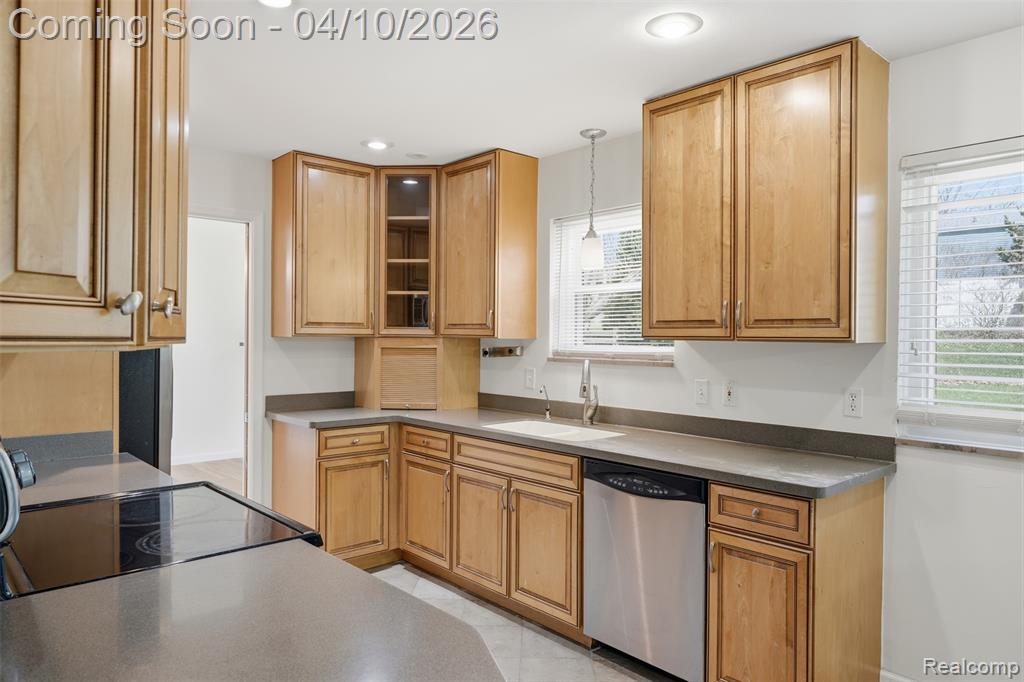 34164 Alta Loma Drive, Farmington, MI 48335 — Photo 12