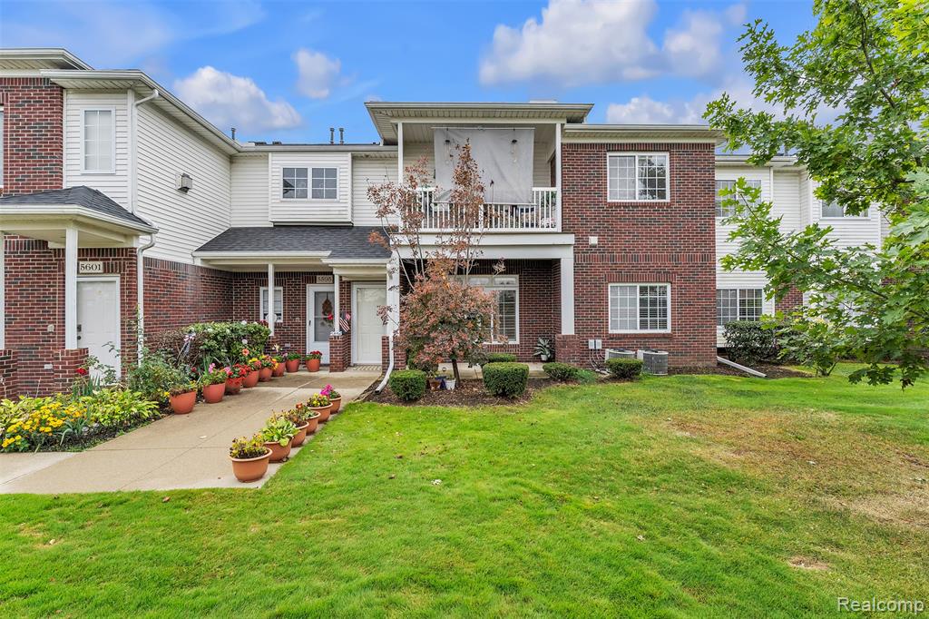 5589 TWIN OAKS Drive, Sterling Heights, MI 48314 — Photo 33