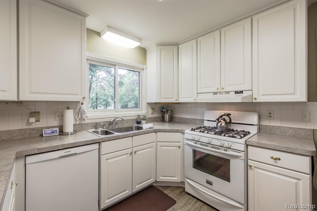 4154 Knollwood Drive, Grand Blanc, MI 48439 — Photo 10