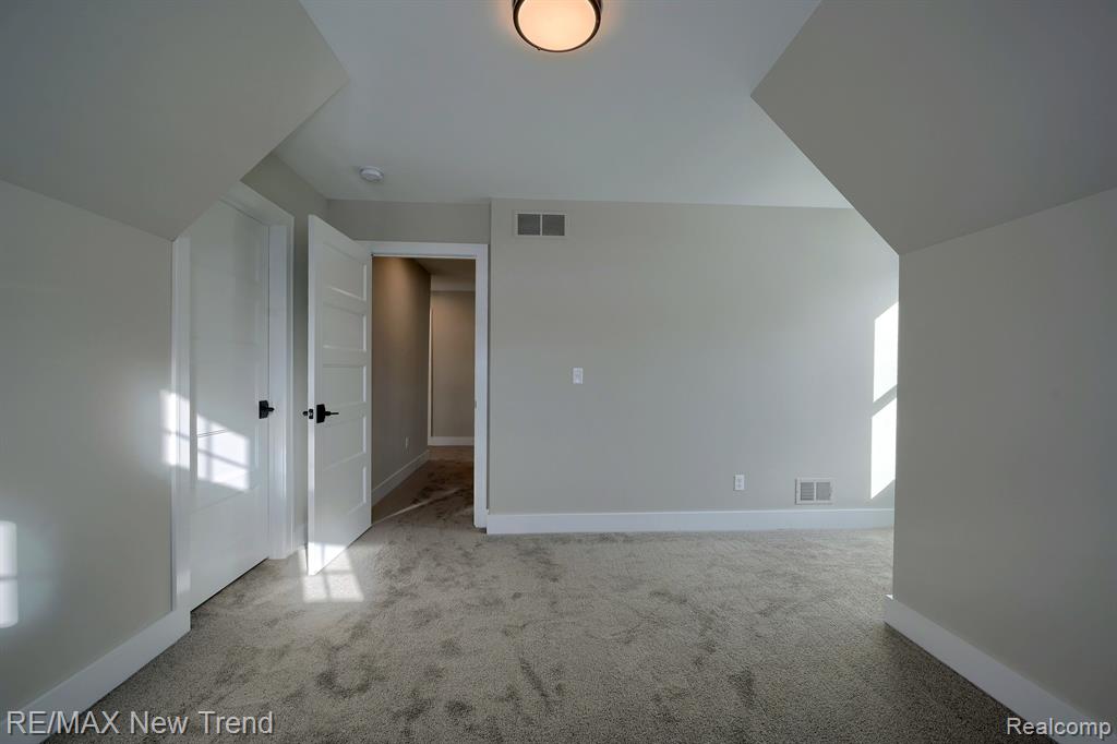213 MOUNTAIN VIEW LANE, Milford, MI 48381 — Photo 33