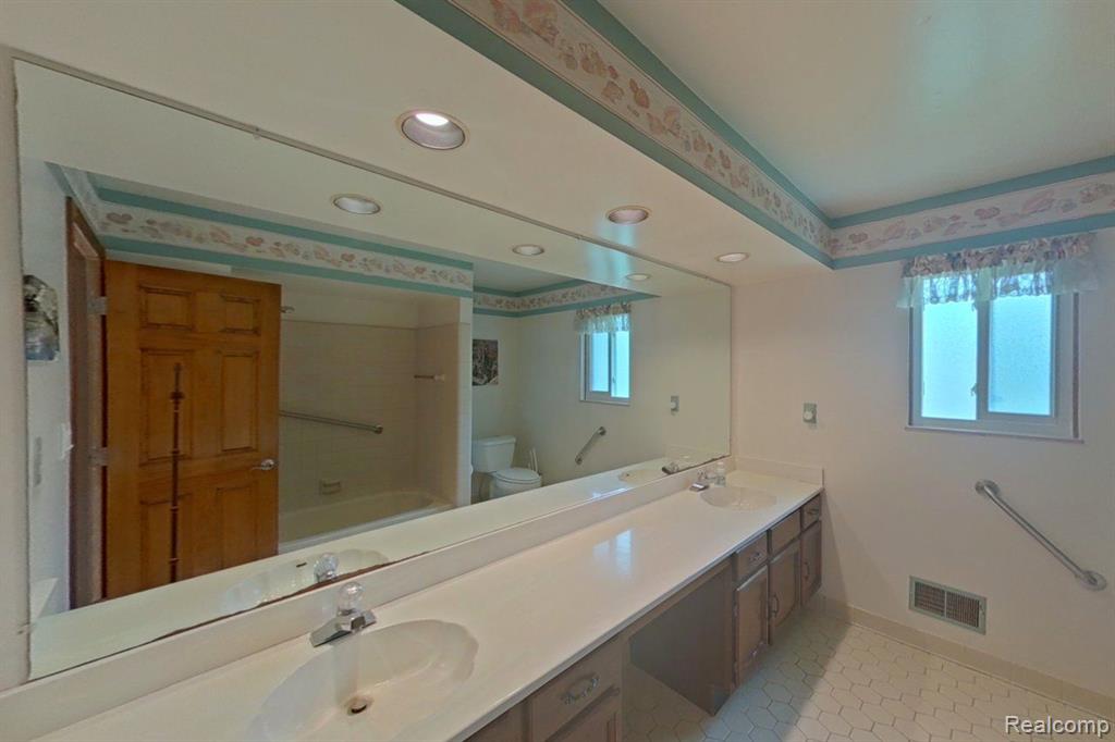 6523 ELLINWOOD Drive, White Lake, MI 48383 — Photo 21