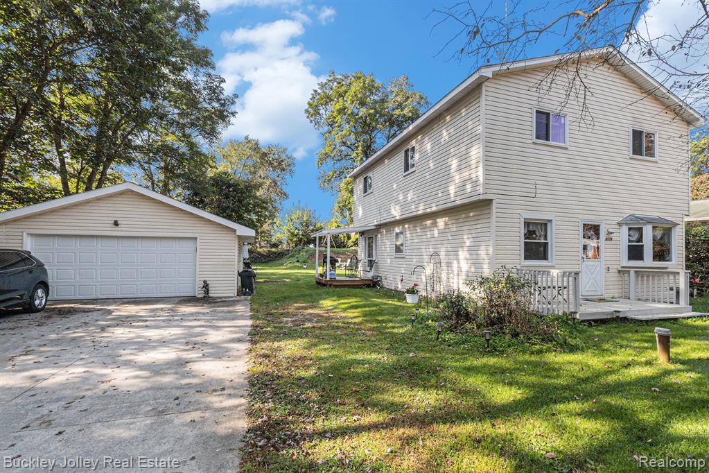 8576 COUNTRY CLUB Drive, Pinckney, MI 48169 — front exterior