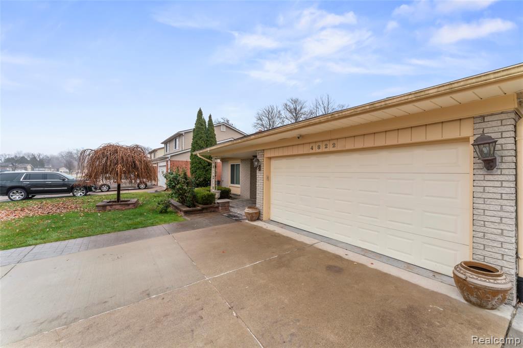 4822 Peachtree Drive, Sterling Heights, MI 48310 — Photo 10