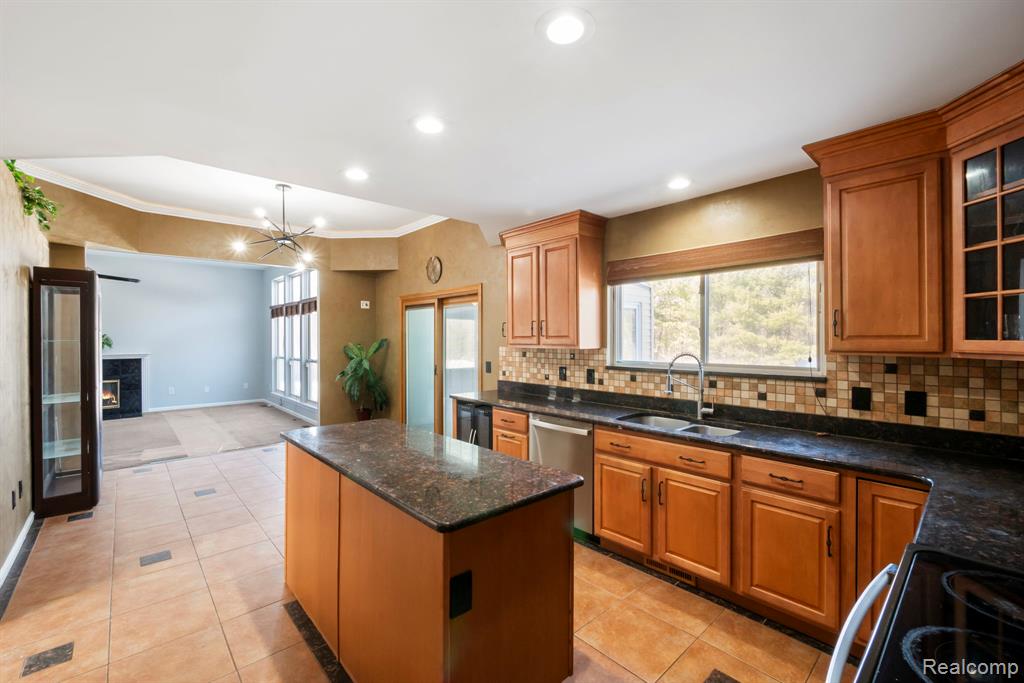 7956 Billingham Road, West Bloomfield, MI 48324 — Photo 15
