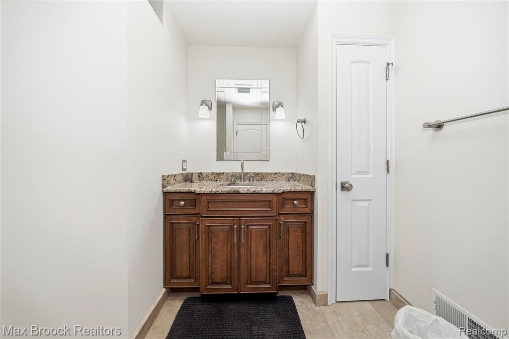 5867 BRAVO COURT, Orchard Lake Village, MI 48324 — Photo 50