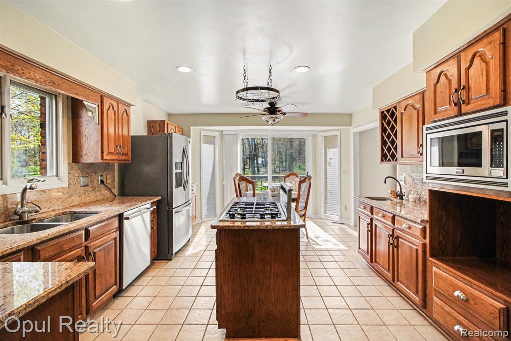 3575 Clark Circle, Commerce Twp, MI 48382 — Photo 16