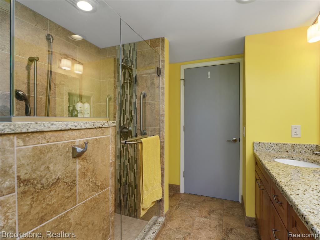 6042 Ravenswood Drive, Utica, MI 48316 — Photo 24