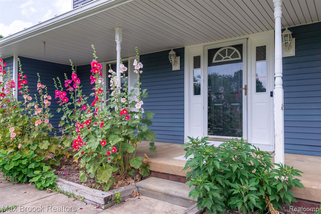54320 BELCREST Drive, Milford, MI 48381 — Photo 6