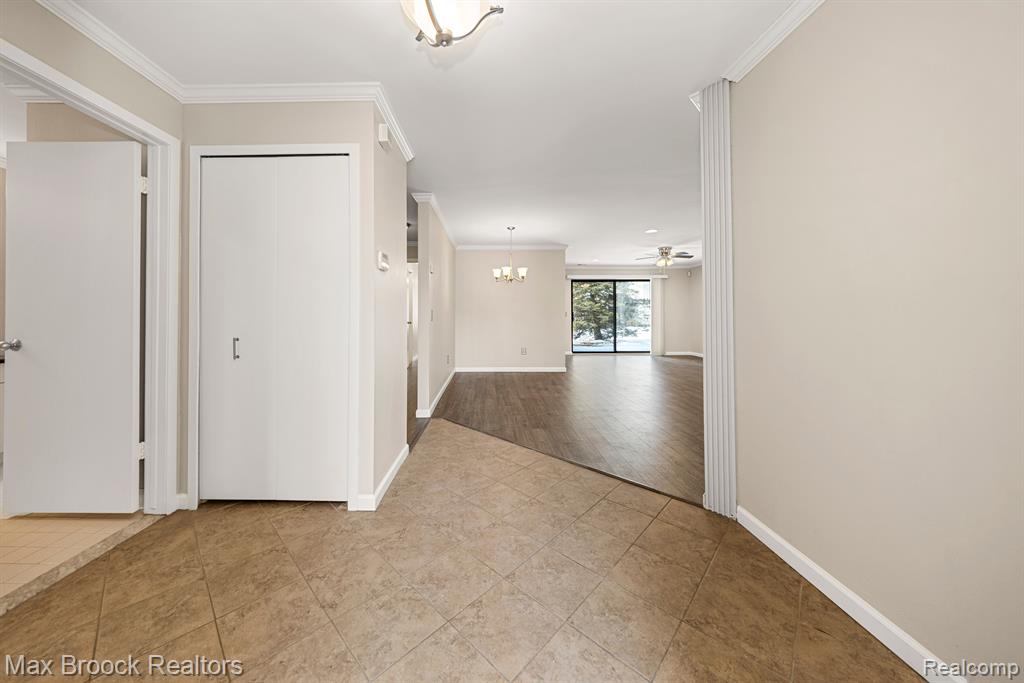 6689 W Ridgefield Circle, West Bloomfield, MI — Photo 3