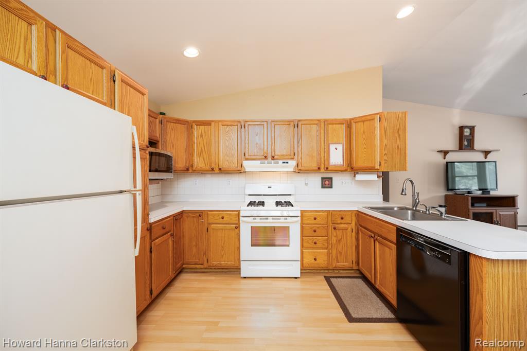 6183 Jameson Drive, Waterford, MI 48329 — Photo 8