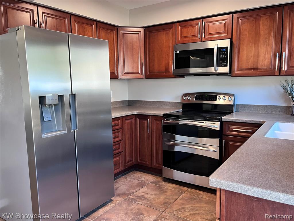 2034 E Nalone, Wixom, MI 48393 — Photo 3