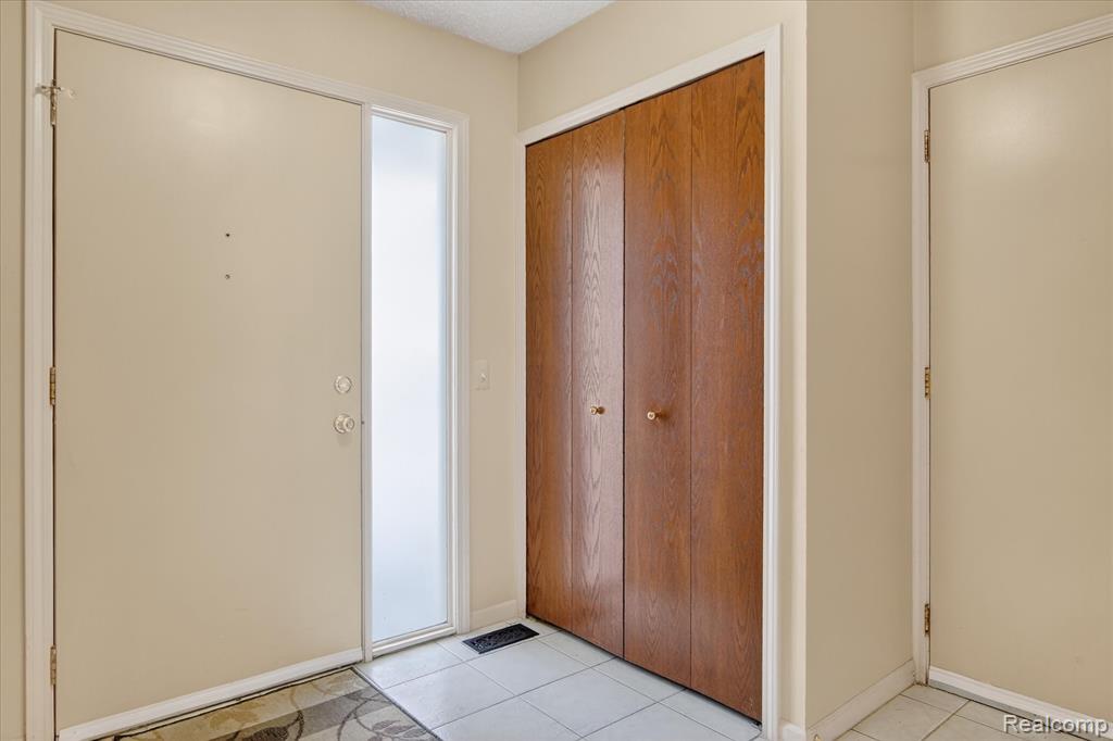 4364 S Meadow Drive, Waterford, MI 48329 — Photo 9