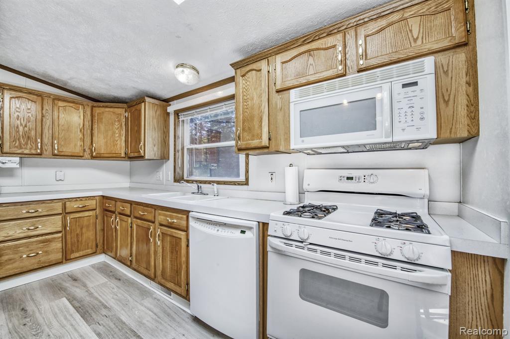 917 E HOADLEY Street, MI 49802 — Photo 14