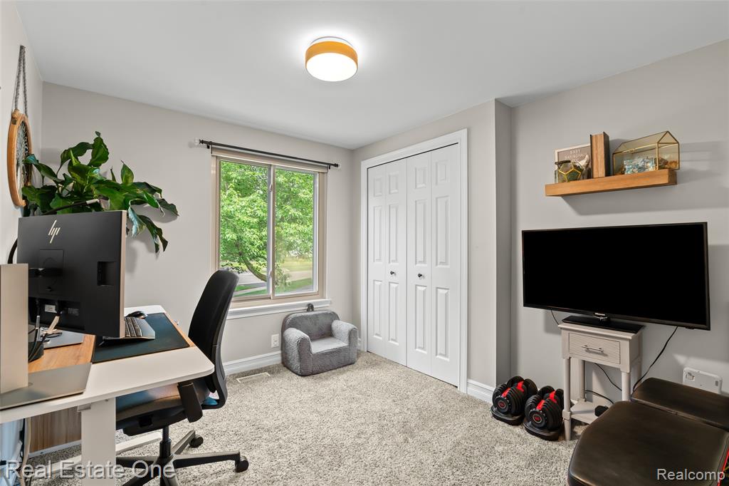 696 Estes Court, Waterford, MI 48327 — Photo 23