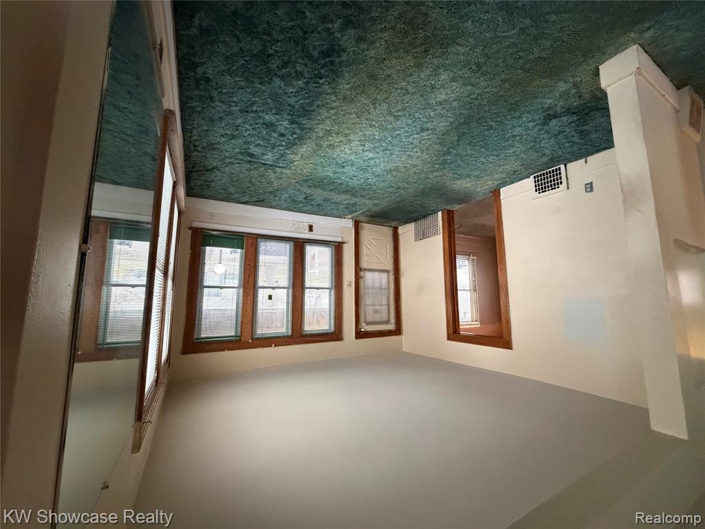 24 S Roselawn Street, Pontiac, MI 48342 — Photo 5
