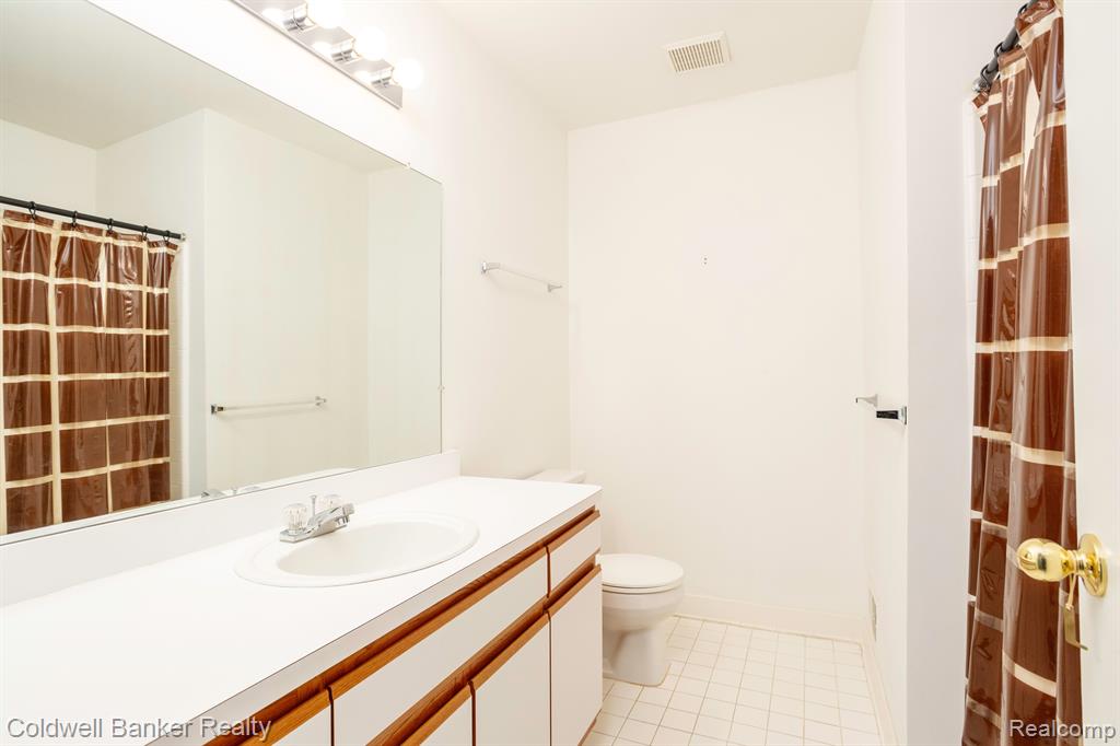 2110 Pleasant Drive, 46, Commerce Twp, MI 48390 — Photo 6