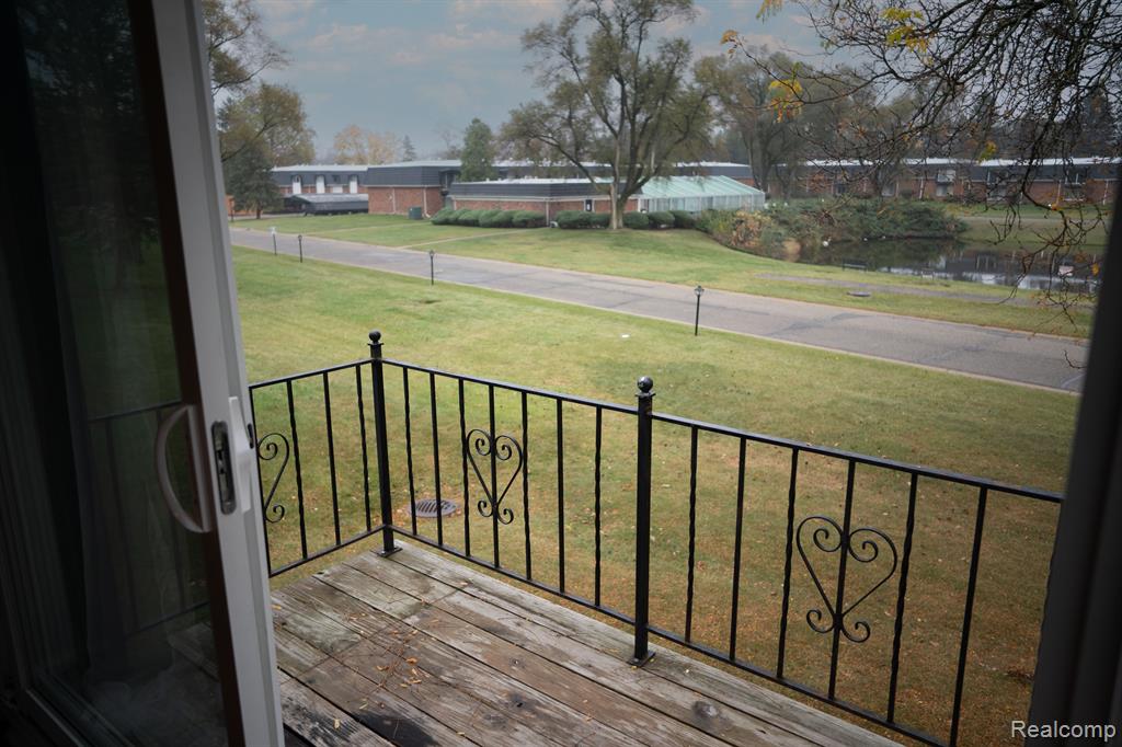 1876 COLONIAL VILLAGE Way, 3, Waterford, MI 48328 — Photo 17