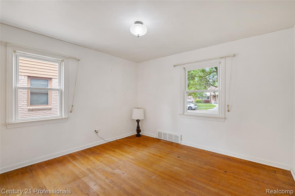 6953 N Vernon Street, Dearborn Heights, MI 48127 — Photo 9