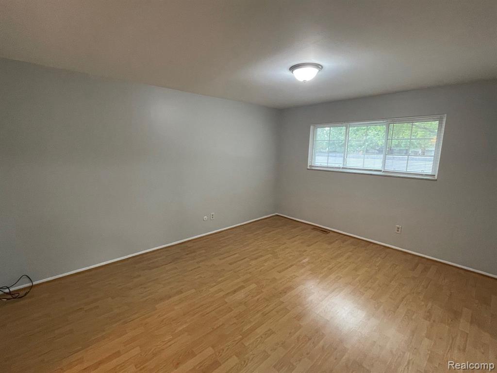 634 E FOX HILLS Drive, Bloomfield Hills, MI 48304 — Photo 10