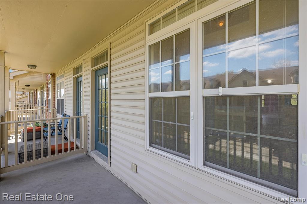 160 Sandy Lane, Walled Lake, MI 48390 — Photo 8
