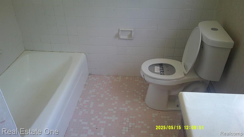 8240 HAMPTON Road, Grosse Ile, MI 48138 — Photo 13
