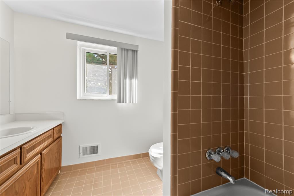 40538 Woodside Drive, Clinton Twp, MI 48038 — Photo 26