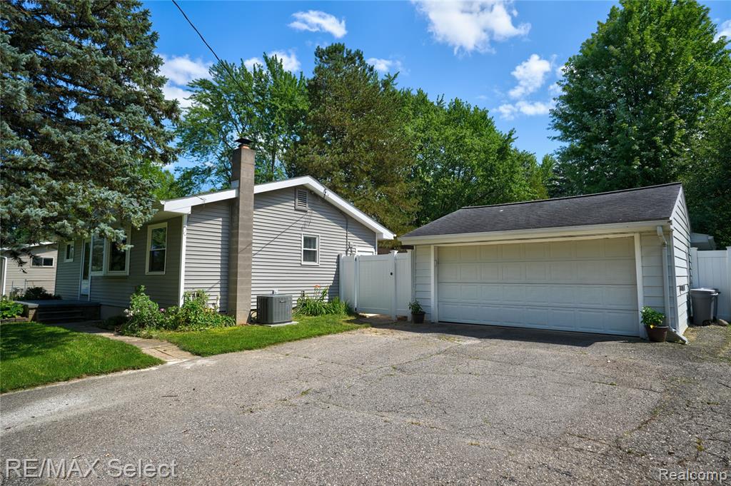 6030 Sun Valley Drive, Grand Blanc, MI 48439 — Photo 32