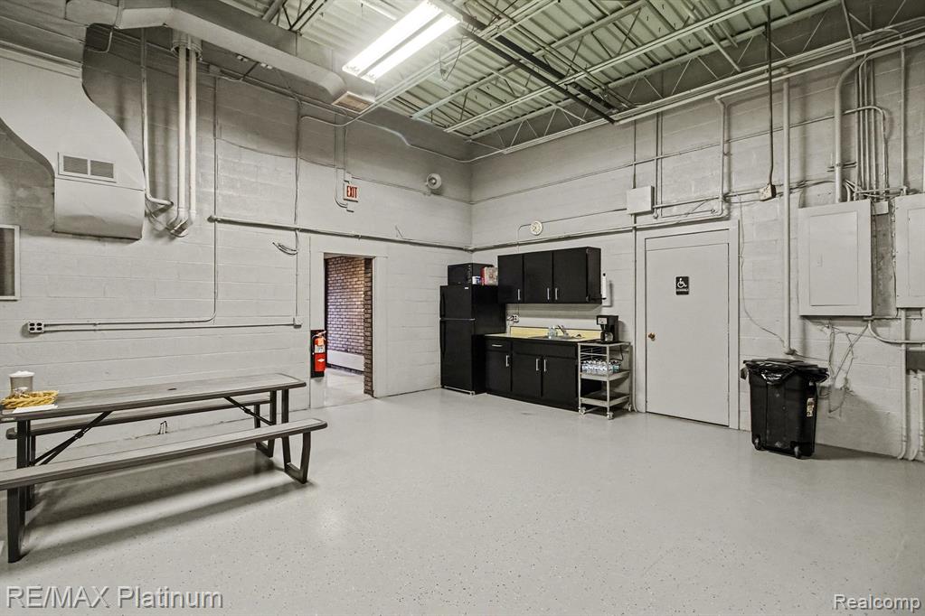 1200 HOLDEN AVENUE, Milford, MI, 48381