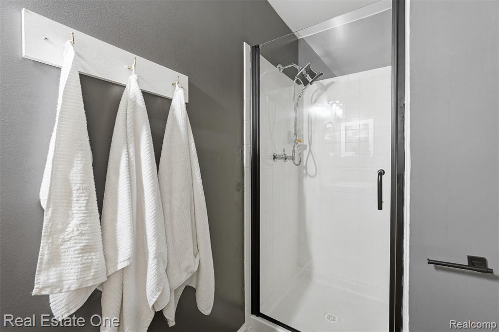 33547 Pondview Circle, 130, Livonia, MI 48152 — Photo 23