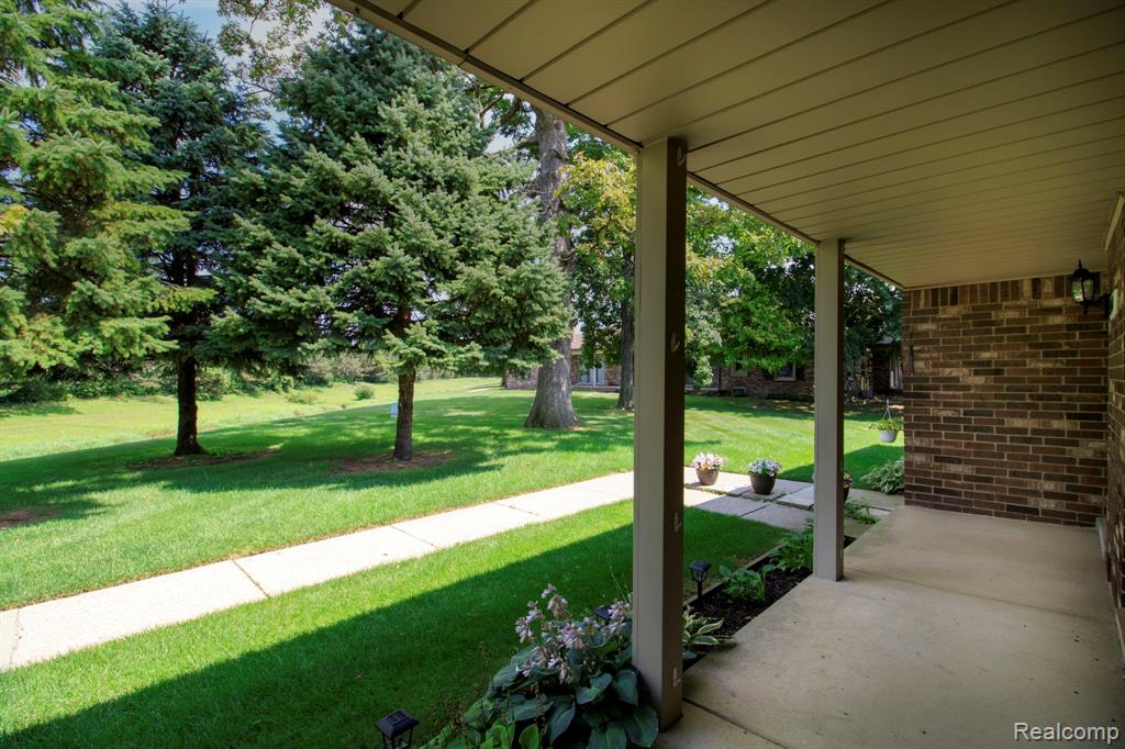 49585 Bishop Court, Shelby Twp, MI 48315 — Photo 4