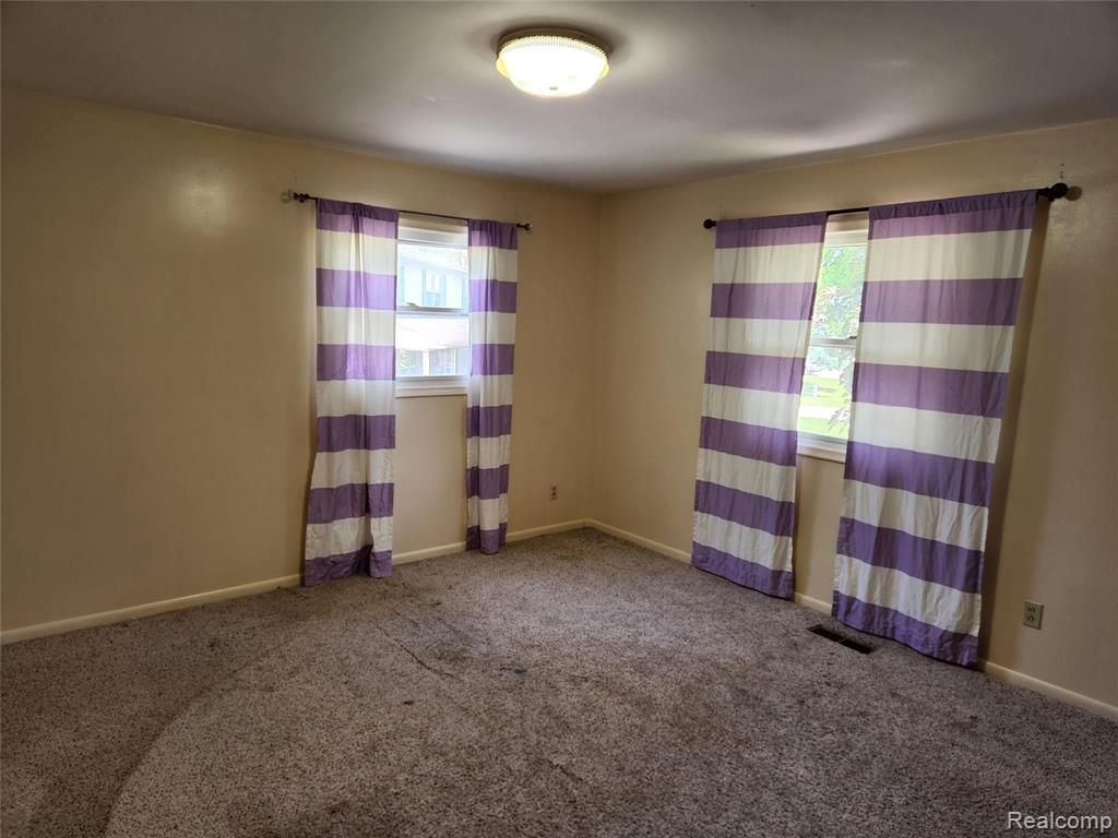 6186 KINGS CROWN Road, Grand Blanc, MI 48439 — Photo 12