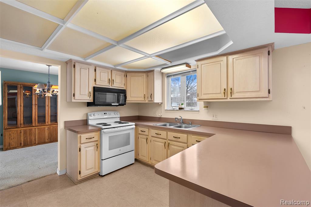 487 Pinehurst Drive, Rochester Hills, MI 48309 — Photo 10