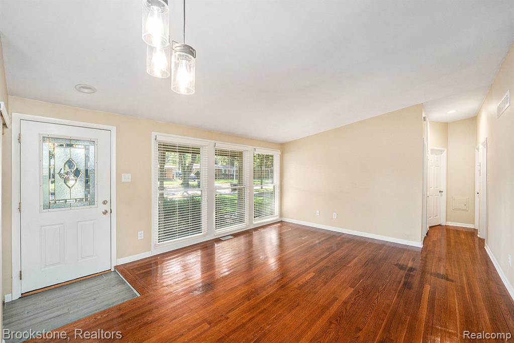 9279 Idaho Street, Livonia, MI 48150 — Photo 7