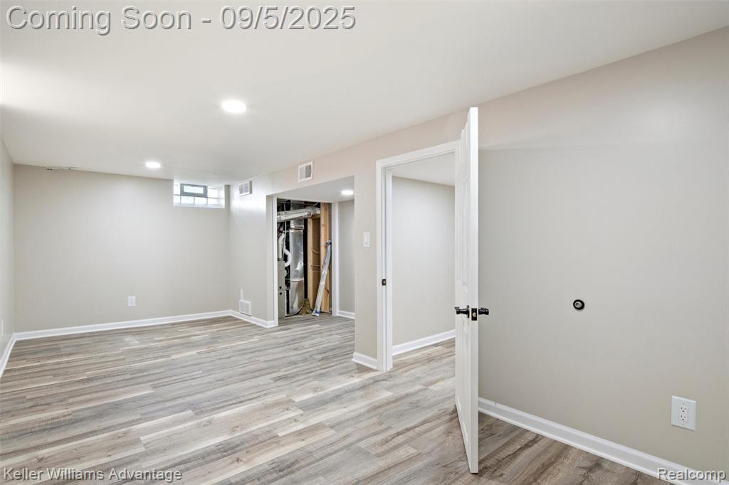9844 E Clements Circle, Livonia, MI 48150 — Photo 27