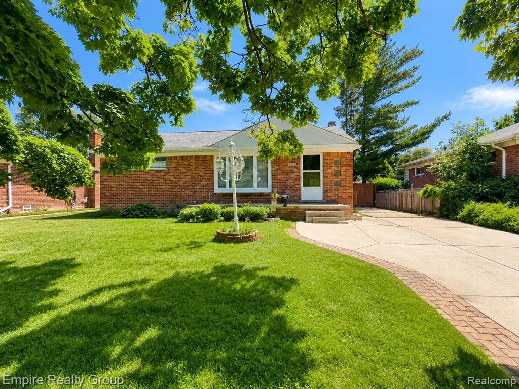 905 N Esplanade Street, Mount Clemens, MI 48043
