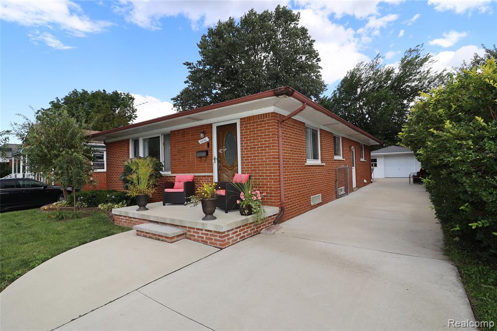 6840 N Silvery Lane, Dearborn Heights, MI 48127 — Photo 2