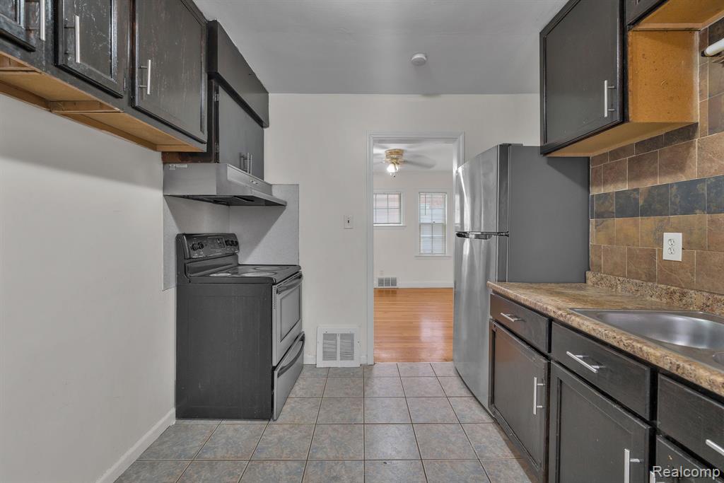 6120 MIDDLESEX Street, Dearborn, MI 48126 — Photo 13