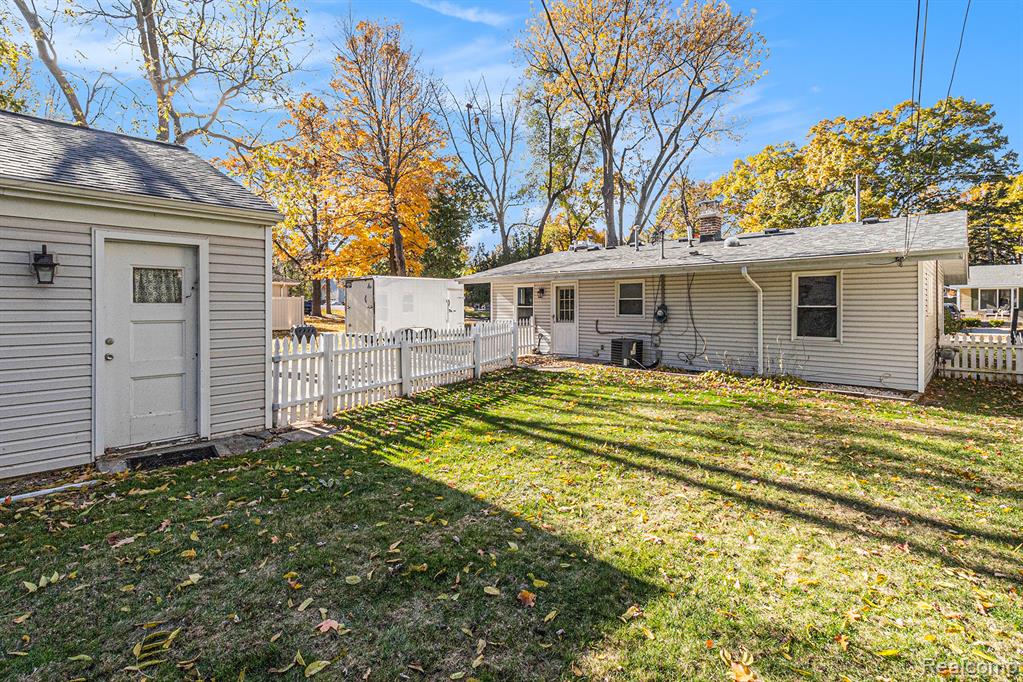 941 Marvell Place, Waterford, MI 48327 — Photo 17