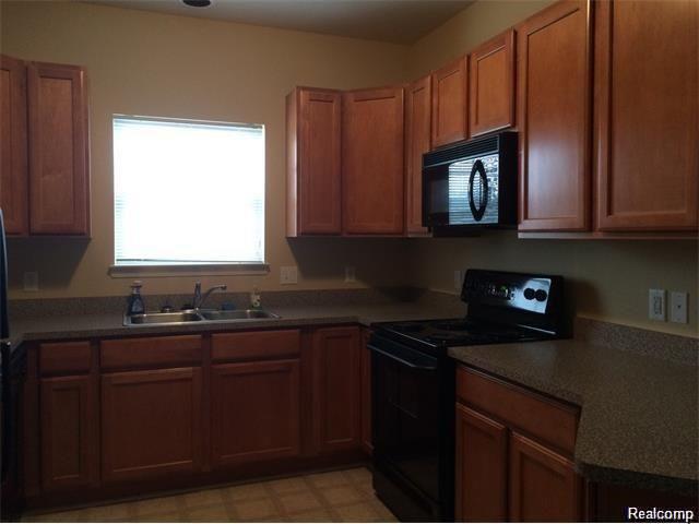 14210 Addington Drive, Commerce Twp, MI 48390 — Photo 11