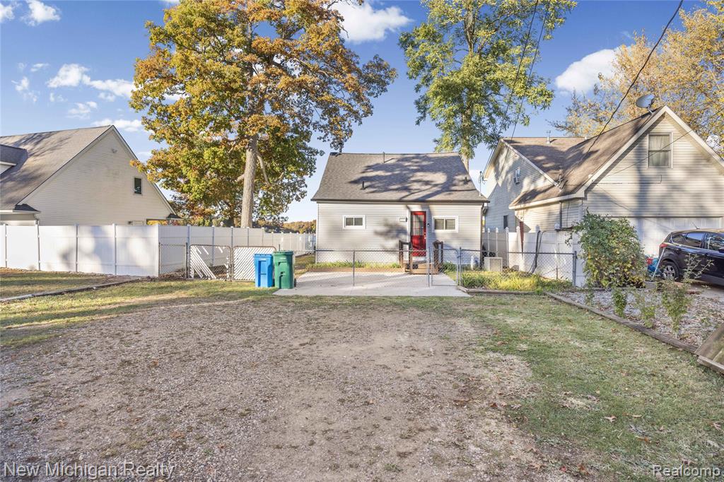 8665 Cooley Lake Road, Commerce Twp, MI 48382 — Photo 10