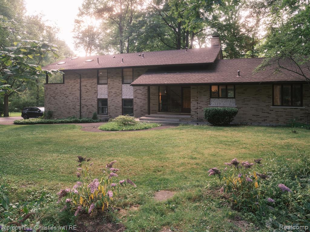 7388 LINDENMERE Drive, Bloomfield Hills, MI 48301 — Photo 32