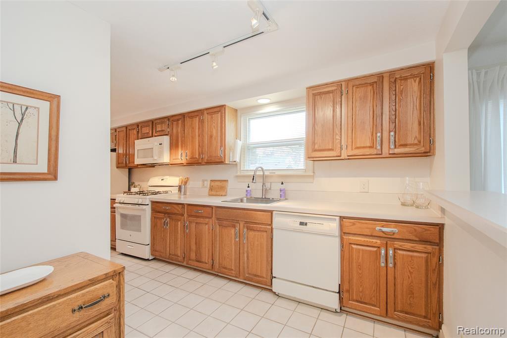 927 N Maple Avenue, Royal Oak, MI 48067 — Photo 36