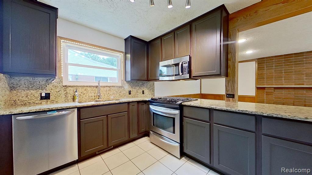 8252 Tinkler Road, Sterling Heights, MI 48312 — Photo 12